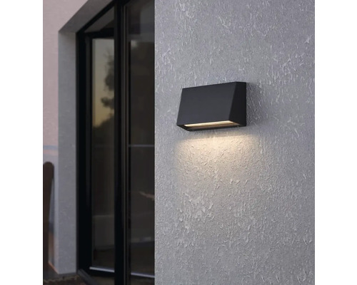 Lampa neagră de perete pentru exterior pe un perete