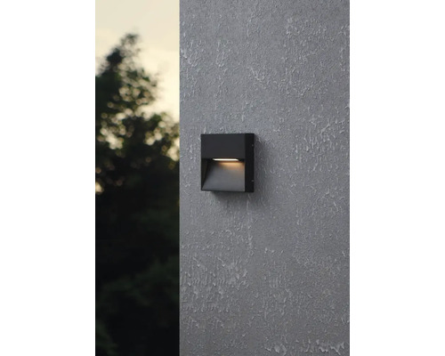 Lumină de perete pătrată pentru exterior montată pe un perete