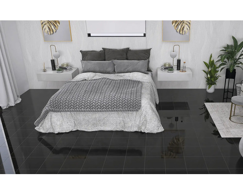 Dormitor cu pat, noptiere și podea cu gresie lucioasă