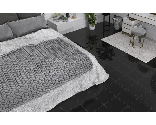 Dormitor și baie cu gresie închisă la culoare, pat, comodă și taburet