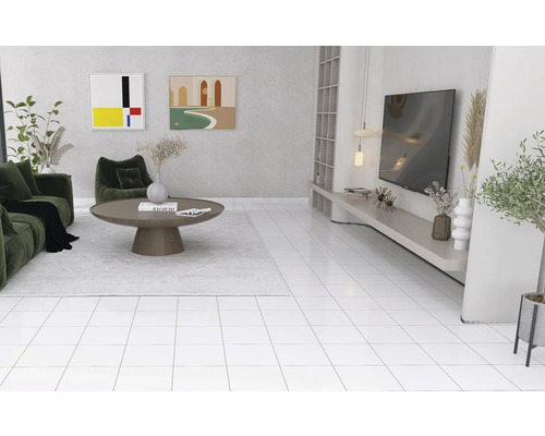 Living luminos cu canapea, fotoliu, masă și televizor