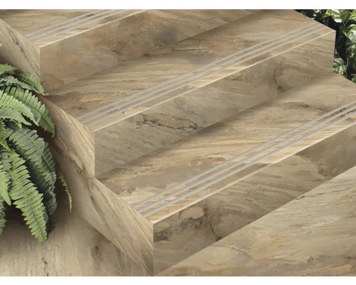 Scară cu gresie și protecție antiderapantă