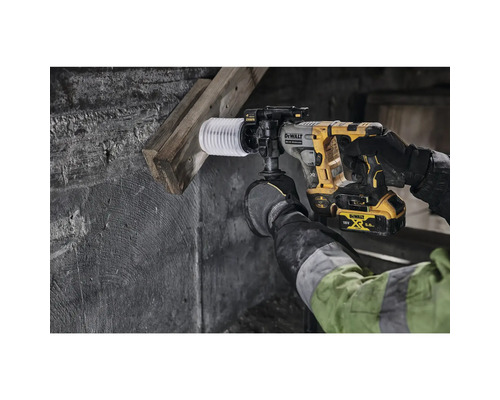 Operator care găurește beton cu un ciocan rotopercutor cu acumulator DeWalt cu aspirație de praf
