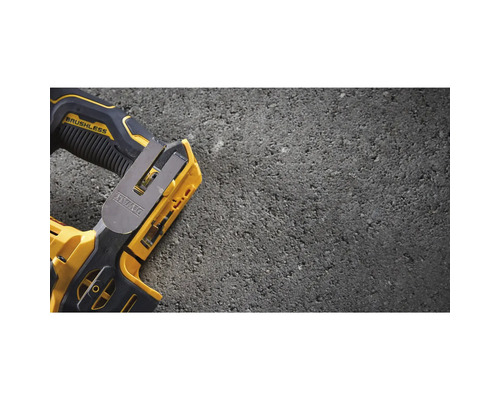 Capsator cu acumulator DeWalt, prim-plan