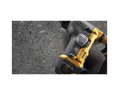 Ciocan rotopercutor DeWalt pe fundal gri