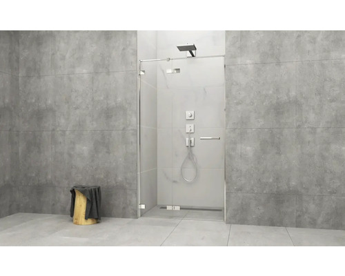 Baie cu cabină de duș tip walk-in, faianță gri și taburet din lemn