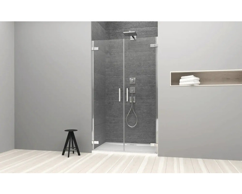 Cabină de duș din sticlă cu baterie și duș cu efect de ploaie într-o baie cu raft și taburet