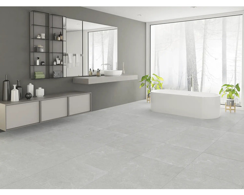 Baie luminoasă cu cadă, lavoar, oglindă și gresie