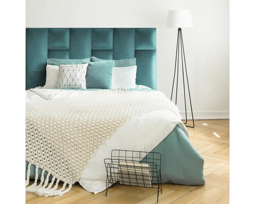 Dormitor cu pat tapițat, pătură și lampadar