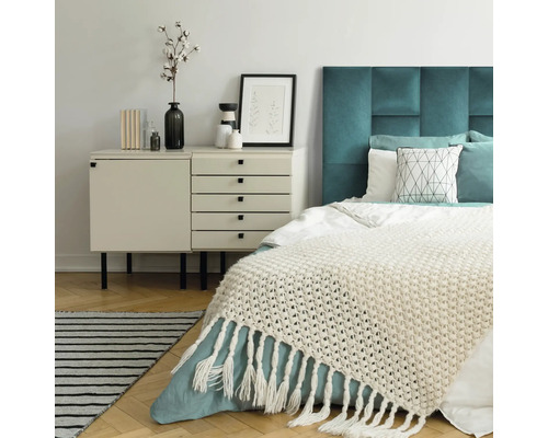 Dormitor cu pat, noptieră și decorațiuni pentru o atmosferă luminoasă și prietenoasă.