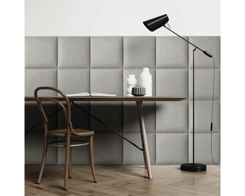 Scenă cu birou, scaun, lampă de podea și panouri de perete pentru design interior