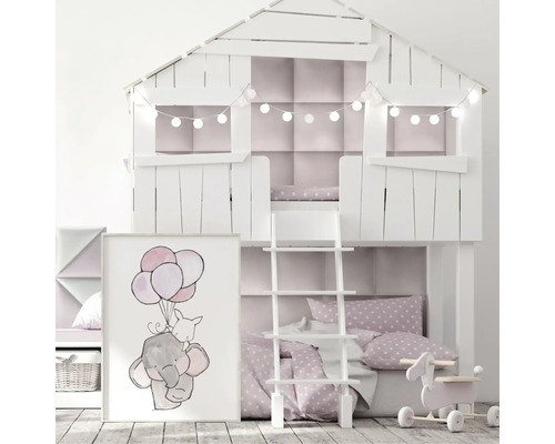 Cameră pentru copii cu pat supraetajat în formă de casă, scară, lanț luminos și imagine cu motiv elefant și iepure
