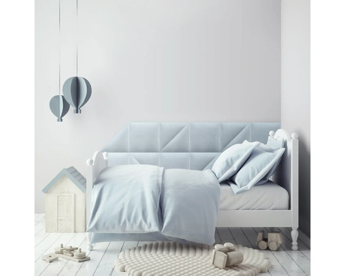 Cameră de copii cu pătuț, lenjerie de pat, jucării și decorațiuni