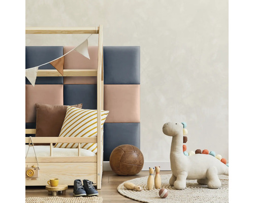 Cameră de copii cu pat din lemn și perete matlasat