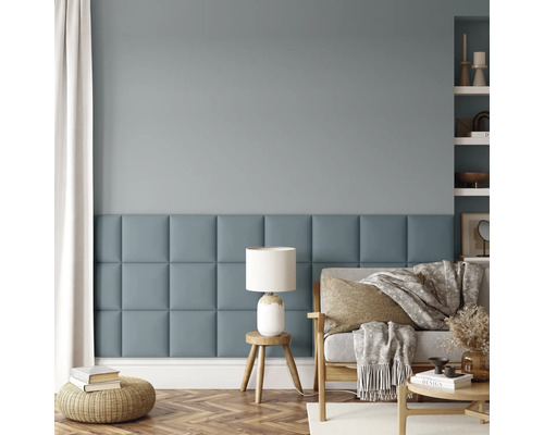 Living cu panouri de perete, canapea și măsuță laterală