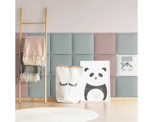 Panouri decorative de perete, o scară cu pături, o pungă de hârtie și rame foto într-o cameră de copii