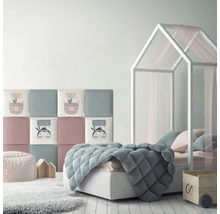 Cameră de copii cu pat, panouri textile și elemente decorative