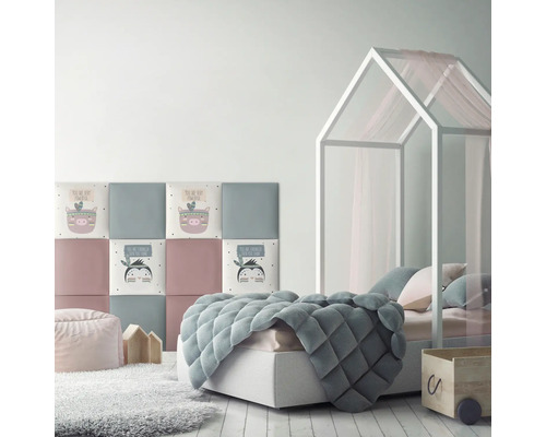 Cameră de copii cu pat, panouri textile și elemente decorative