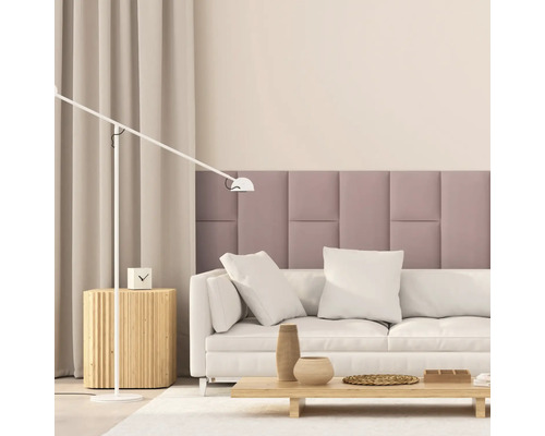 Living cu canapea, măsuță de cafea și lampă de podea