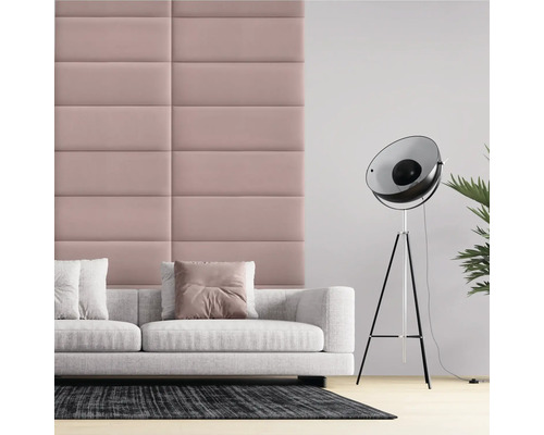 Living cu panouri de perete, canapea, lampă de podea și plantă de apartament