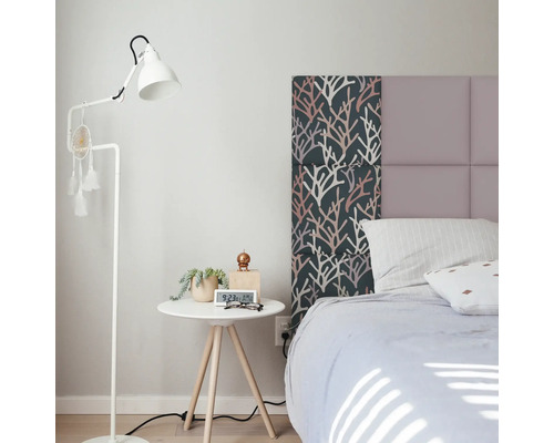 Dormitor cu pat, noptieră, lampă și placare decorativă a peretelui