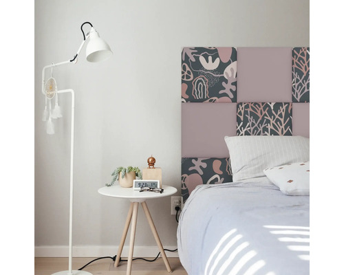 Dormitor cu pat, noptieră și lampă de podea