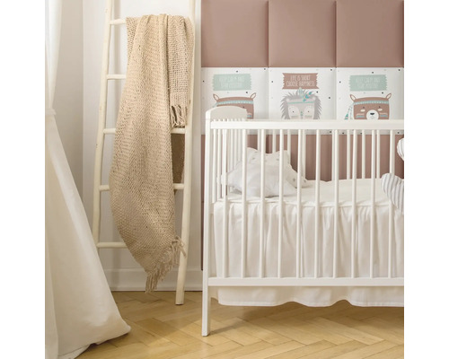 Cameră de copii cu pătuț alb, scară și textile