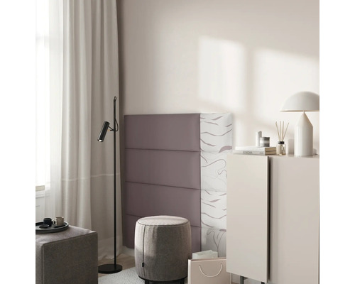 Cameră de zi cu tăblie tapițată, taburet, lampă de podea și comodă