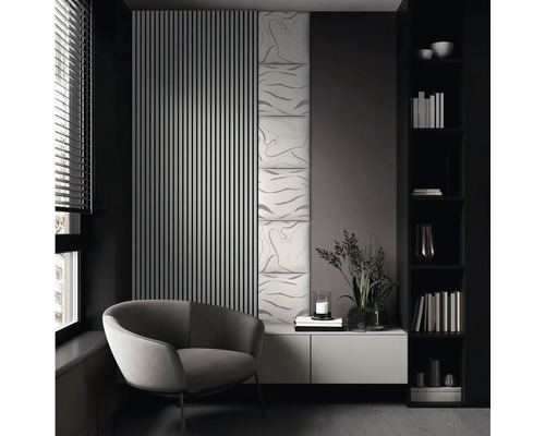 Living modern cu fotoliu, bibliotecă și panouri de perete cu aspect de lemn și piatră