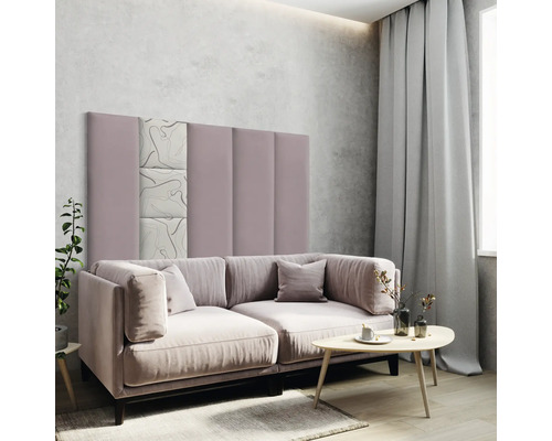 Cameră de zi cu canapea de colț, perne, măsuță de cafea și panouri de perete