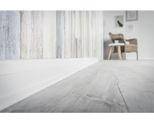 Acoperire de podea cu aspect de lemn și plintă într-o cameră luminoasă cu scaun