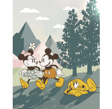 Mickey Mouse și Minnie Mouse se plimbă cu Pluto într-un peisaj împădurit.