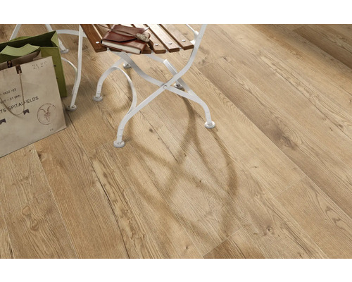 Pardoseală deschisă la culoare cu scaun și geantă