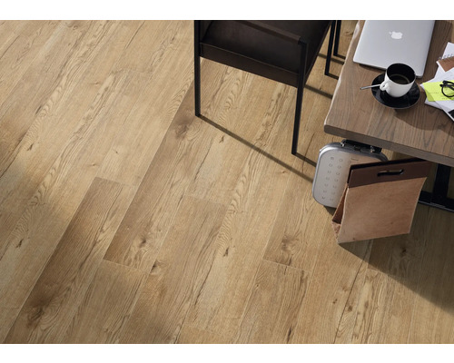 Pardoseală cu gresie cu aspect de lemn în spațiul de lucru cu scaun și masă