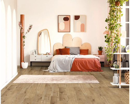 Dormitor cu pat, noptieră, decorațiuni și podea din lemn