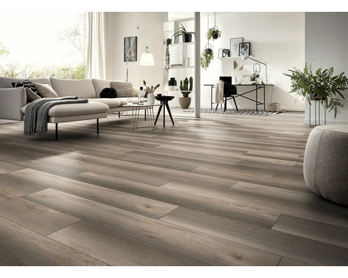 Cameră de zi luminoasă cu podea din lemn, canapea, masă și spațiu de lucru