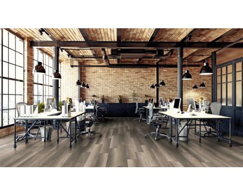 Birou luminos cu mese pentru calculator, scaune de birou și podea din lemn