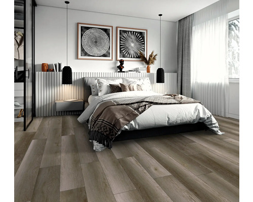 Dormitor cu pat dublu, două picturi murale rotunde și podea din lemn