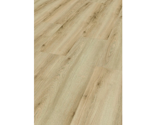 Prim-plan cu podea laminată cu aspect de lemn.