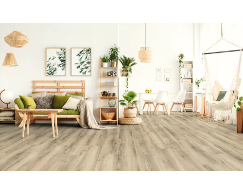 Living luminos cu podea din lemn, canapea, masă și scaun suspendat