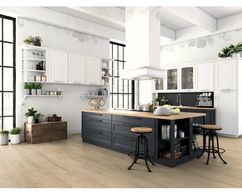 Bucătărie luminoasă în stil modern, cu insulă de gătit, dulapuri albe și ferestre mari.