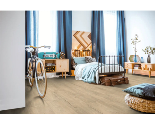 Dormitor cu podea din lemn deschis, pat și decorațiuni