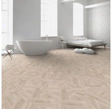 Cameră luminoasă cu cadă independentă, pat și podea din lemn cu model herringbone