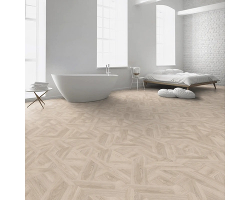 Cameră luminoasă cu cadă independentă, pat și podea din lemn cu model herringbone
