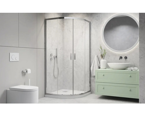 Baie luminoasă cu duș, chiuvetă, toaletă și oglindă rotundă.