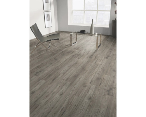 Living cu parchet laminat cu aspect de lemn, scaun și masă