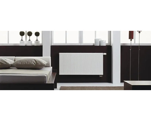 Calorifer în dormitor cu pat și ferestre