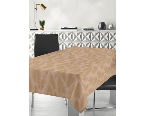 Masa de sufragerie cu o față de masă cu model într-o cameră luminoasă