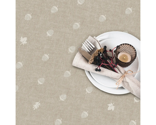 Decor de masă cu față de masă, veselă, tacâmuri și lumânare