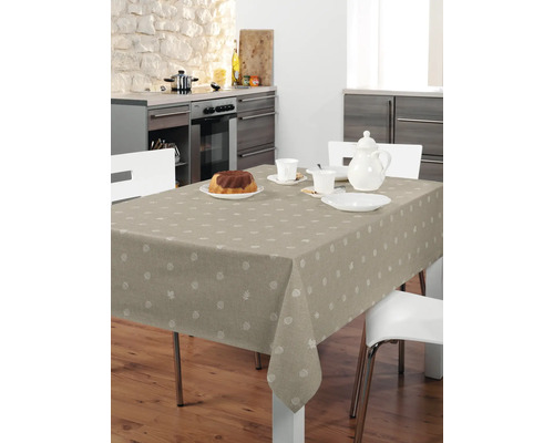 Masa de sufragerie cu față de masă într-un decor de bucătărie.